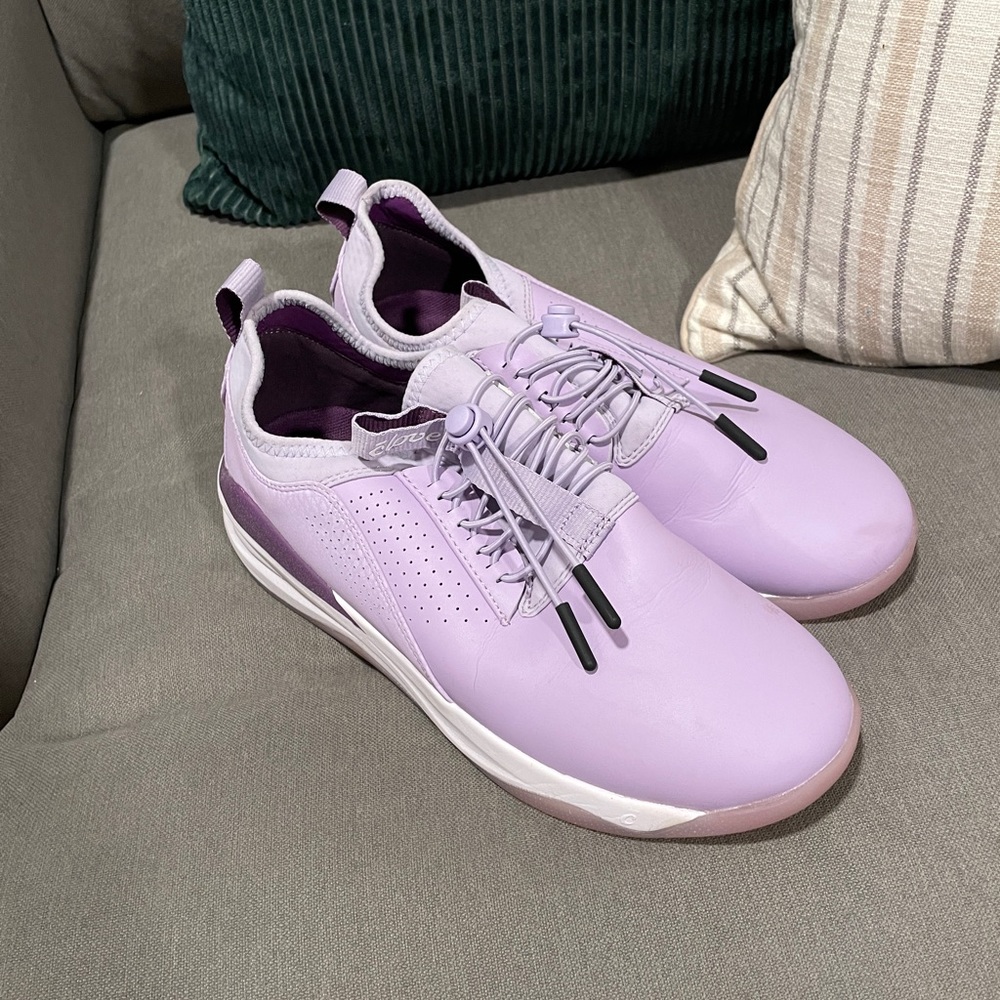 Clove tennis shoes